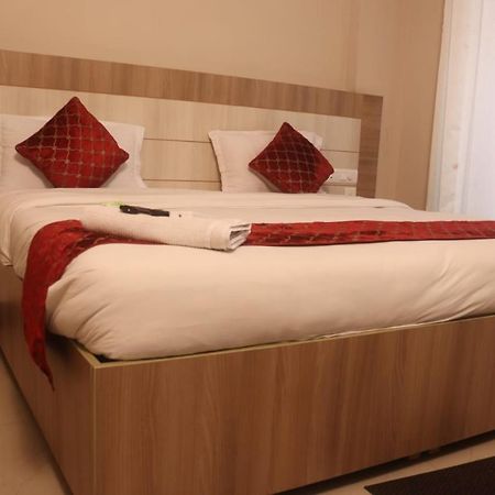 Dubey Homestay - 500 Meter From Temple Вріндаван Екстер'єр фото